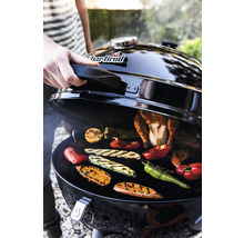 Grătar sferic cu produse la grătar, cum ar fi pui, dovlecei, ardei și lămâie