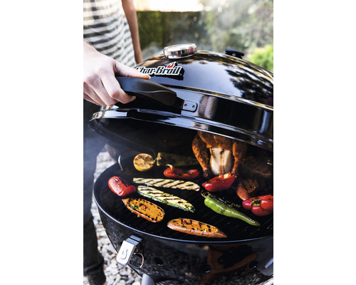 Grătar sferic cu produse la grătar, cum ar fi pui, dovlecei, ardei și lămâie