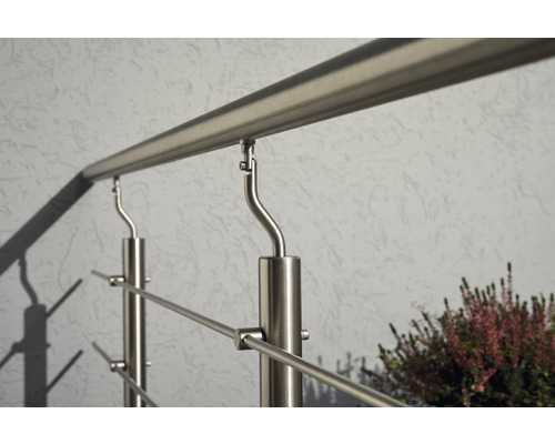 Prim-plan cu o balustradă din oțel inoxidabil.