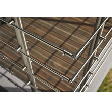 Prim-plan al unei balustrade din oțel inoxidabil pe o terasă din lemn