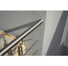 Detaliu cu balustradă din oțel inoxidabil pe un pat