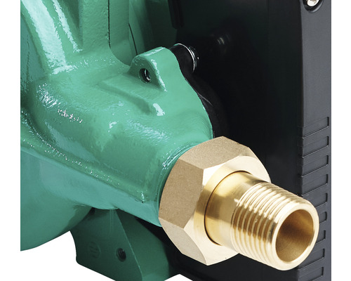 Detaliu al unei pompe de încălzire cu racord din alamă