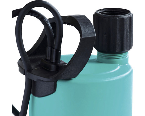 Prim-plan cu o pompă submersibilă cu cablu și mâner