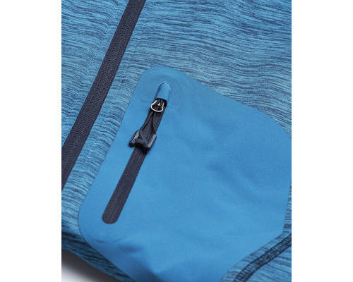 Prim-plan cu o jachetă albastră din fleece cu buzunar cu fermoar.