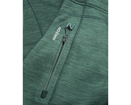 Prim-plan cu o jachetă textilă cu buzunar cu fermoar și logo-ul Ardon.