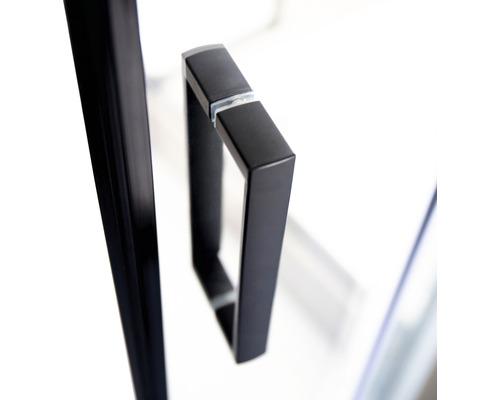 Prim-plan cu mânerul ușii cabinei de duș cu profil unghiular