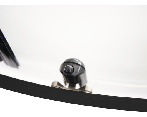 Prim-plan cu butonul cabinei de duș