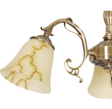 Prim-plan cu o lustră în stil clasic cu abajururi