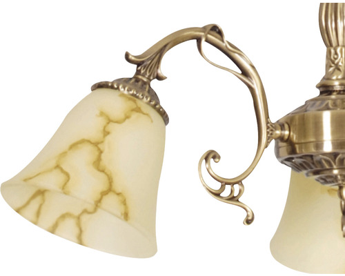 Prim-plan cu o lustră în stil clasic cu abajururi