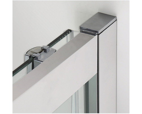 Prim-plan cu rama unei cabine de duș din sticlă și metal