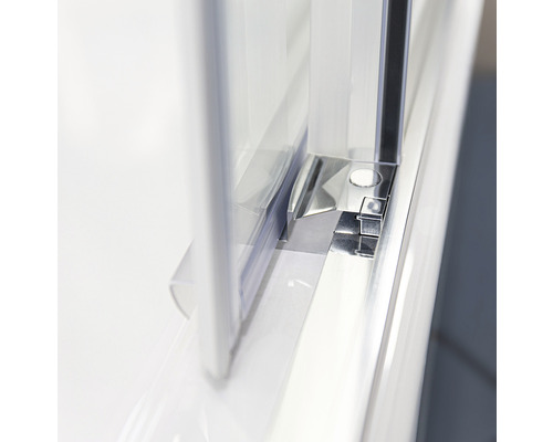 Imagine detaliată cu profilul cabinei de duș din metal și sticlă.