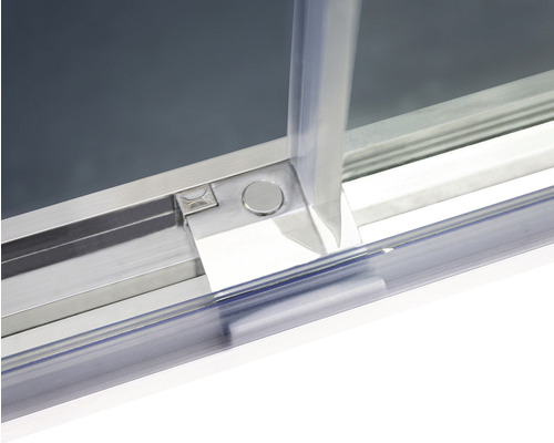 Imagine detaliată a unei cabine de duș cu ușă glisantă și cadru metalic