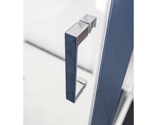 Vizualizare detaliată a unui mâner de ușă de cabină de duș din metal.