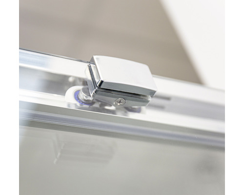 Prim-plan al unui element de cabină de duș cu ghidaj cu role