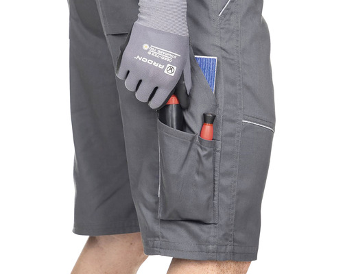 Pantaloni scurți de lucru cu unelte și mănuși de lucru în buzunar