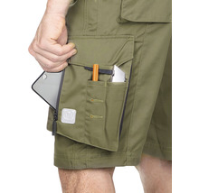 Prim-plan cu pantaloni scurți cargo cu diverse buzunare și ustensile