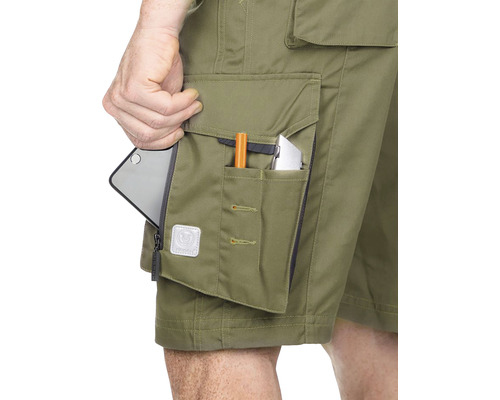 Prim-plan cu pantaloni scurți cargo cu diverse buzunare și ustensile