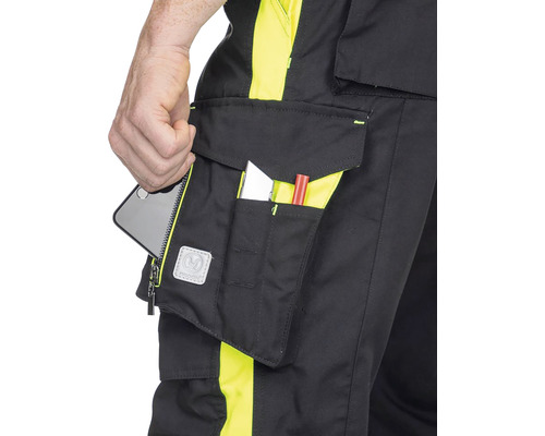 Prim-plan cu pantaloni de lucru cu buzunare pentru scule și smartphone