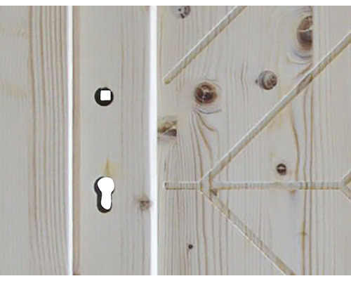 Prim-plan cu o ușă de lemn cu găuri pentru chei și grilaj decorativ