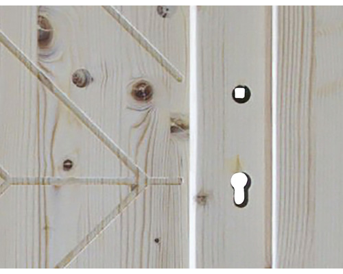 Detaliu ușă din lemn cu grilaj și broască