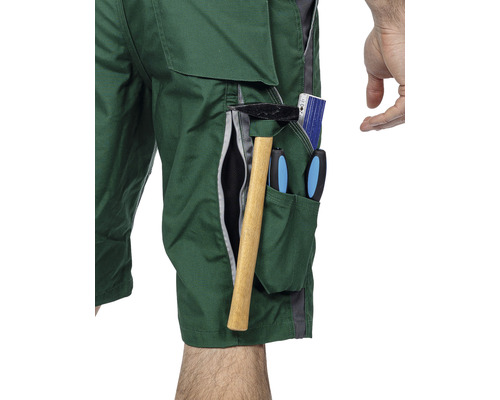 Prim-plan cu pantaloni scurți de lucru cu unelte în buzunare