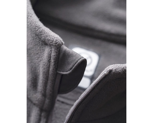 Vizualizare detaliată a unei jachete fleece cu fermoar