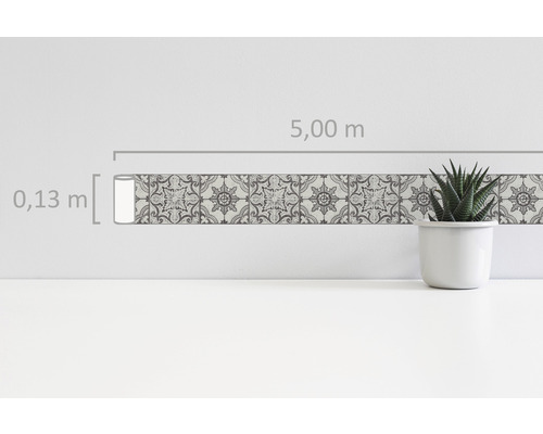 Folie decorativă cu model de țiglă și dimensiuni de 5,00 metri lungime și 0,13 metri lățime.