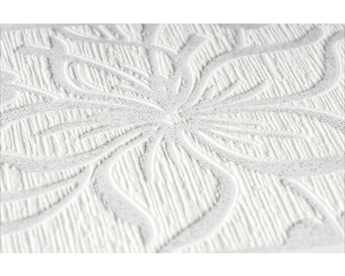 Prim-plan cu tapet alb texturat cu model floral