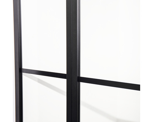 Prim-plan al unei cabine de duș cu cadru negru și sticlă transparentă