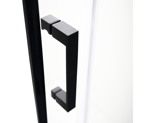 Detaliu mâner negru ușă cabină de duș