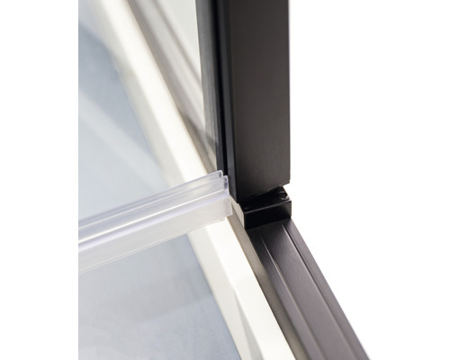 Prim-plan cu o cabină de duș cu cadru și garnitură de etanșare.