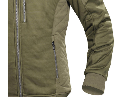 Prim-plan cu o jachetă fleece verde măsliniu cu buzunar cu fermoar