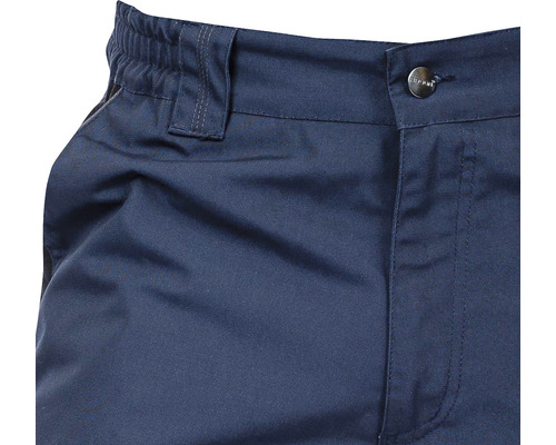 Prim-plan al pantalonilor cu pliuri în talie și închidere cu nasturi