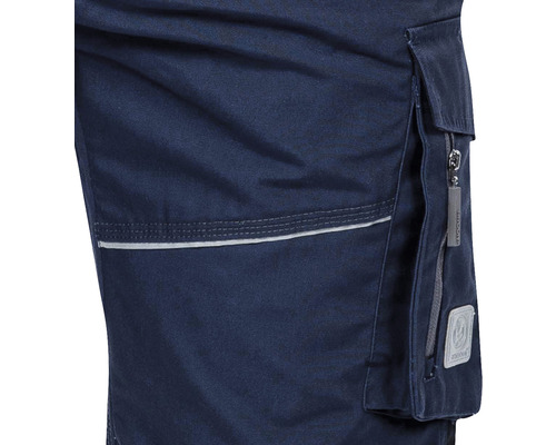 Prim-plan cu pantaloni de lucru cu buzunar lateral și bandă reflectorizantă