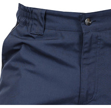 Prim-plan cu pantaloni de lucru cu închidere cu nasturi și bandă elastică în talie.