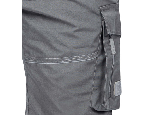 Prim-plan cu pantaloni de lucru cu buzunar cargo și fermoar