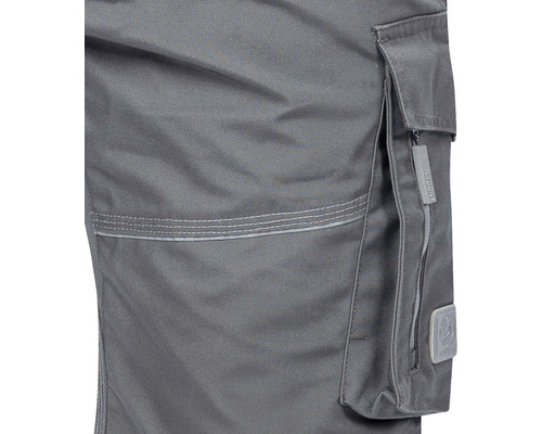 Prim-plan cu pantaloni de lucru cu buzunar