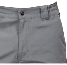 Prim-plan cu pantaloni de lucru gri, cu închidere cu nasturi și găici pentru curea