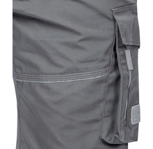 Detaliu al unui pantalon de lucru gri cu buzunar lateral