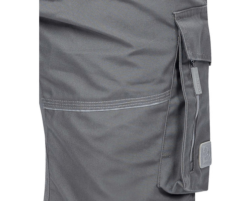 Detaliu al unui pantalon de lucru gri cu buzunar lateral