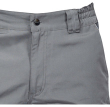 Prim-plan cu pantaloni gri cu închidere cu nasturi și bucle pentru curea.