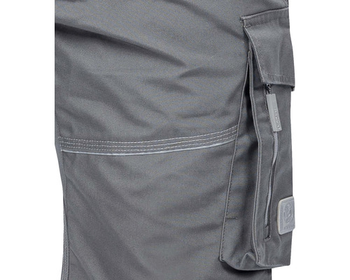 Detaliu al pantalonilor de lucru cu buzunar și fermoar