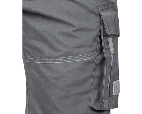 Detaliu al unor pantaloni de lucru gri cu buzunar lateral și fermoar