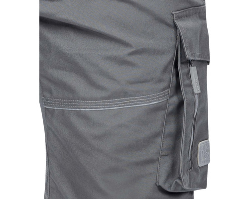 Prim-plan cu pantaloni de lucru cu buzunar cargo și fermoar