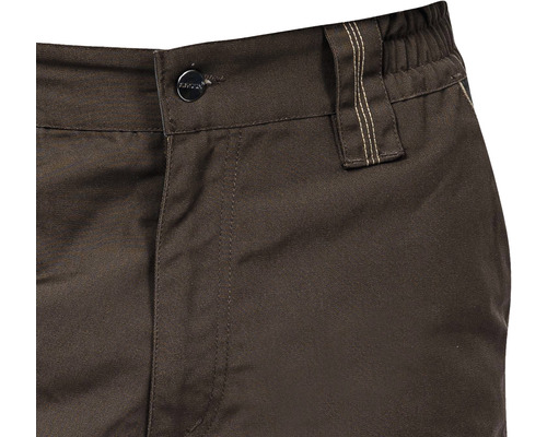 Prim-plan cu pantaloni cu închidere cu nasturi și bride pentru curea