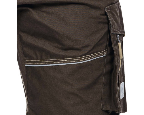 Prim-plan cu pantaloni de lucru cu buzunar