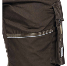 Prim-plan cu pantaloni de lucru cu buzunar lateral