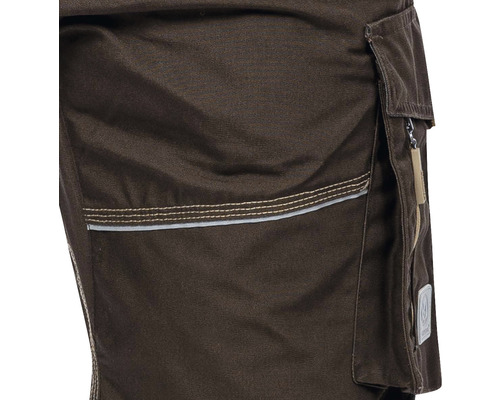 Prim-plan cu pantaloni de lucru cu buzunar lateral