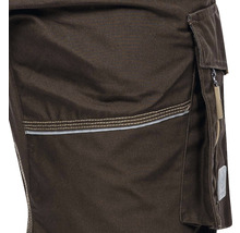 Detaliu al pantalonilor de lucru cu buzunar lateral