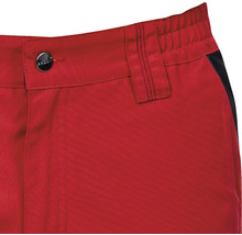 Prim-plan cu pantaloni de lucru roșii cu nasture și buclă pentru curea.